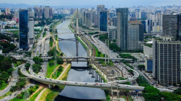 Prefeitura de São Paulo pretende criar faixa exclusiva para motos nas marginais