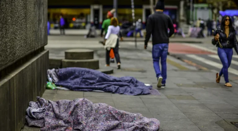 Nº de pessoas em situação de rua cresceu 38% em 3 anos no Brasil, diz Ipea