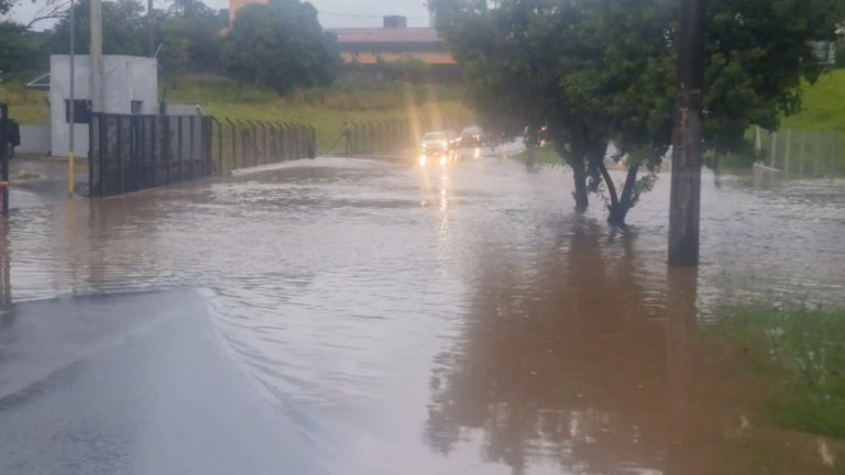 Na tentativa de ajudar as vítimas de alagamento, homem morre eletrocutado em comunidade