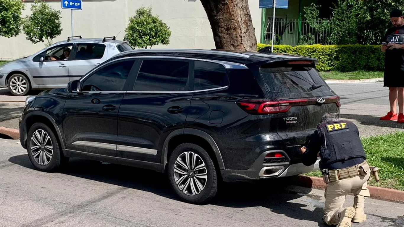 OK APREENDE CARRO SJC 01 Durante fiscalização da Polícia Rodoviária Federal (PRF) um veículo, do modelo CAOAChery/ Tiggo 8, foi apreendido por apropriação indébita e clonagem de placas.