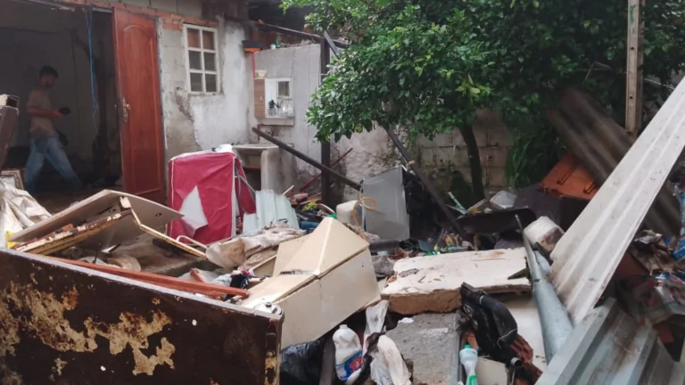 Casa desaba com forte chuva em Taubaté