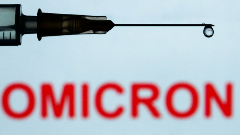 Vacinados com três doses estão mais protegidos contra ômicron