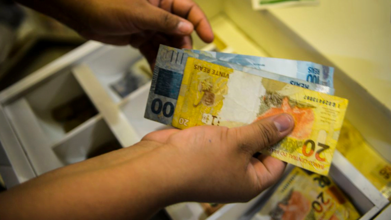 Governo oferece reajuste salarial de 7,9% a servidores