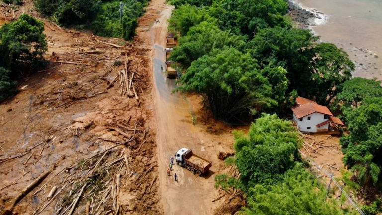 Último ponto da Rio-Santos é desobstruído em São Sebastião