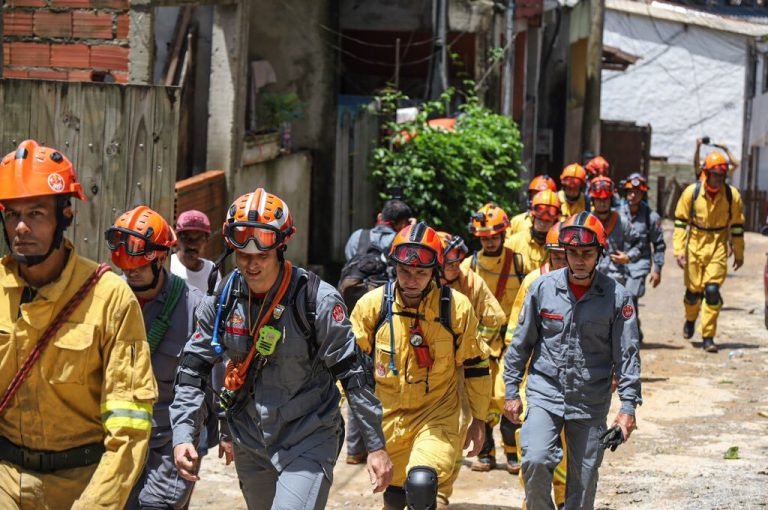 Tragédia no litoral: Equipes de resgate iniciam o quarto dia de operação