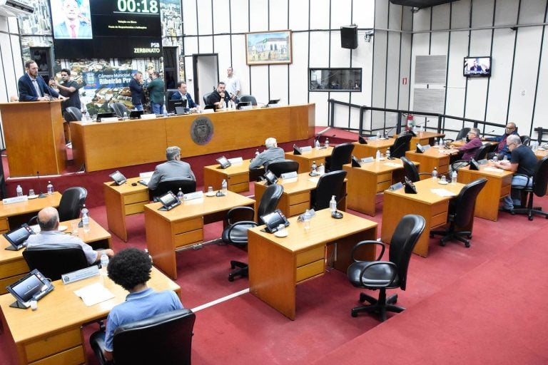 Por 19 votos, Câmara reajusta salários em 49,1%, a partir de 2025