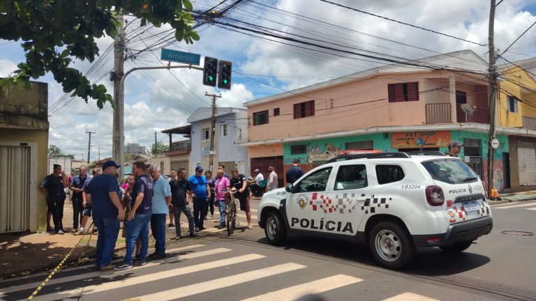 Vídeo | Motociclista de 32 anos morre após ser atingida por carro na zona Norte