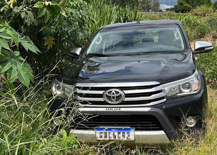 Três suspeitos são presos após polícia localizar Hilux furtada na região