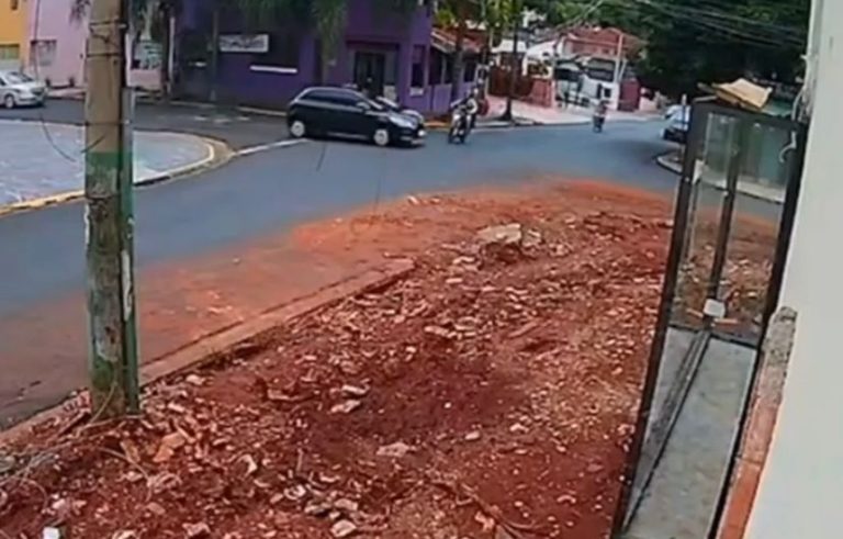 Vídeo | Motociclista fica ferido ao ser atingido por veículo que avançou sinalização em Ribeirão Preto
