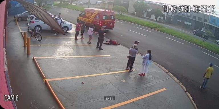 Vídeo: homem fica ferido ao ser atropelado por carro enquanto atravessava avenida