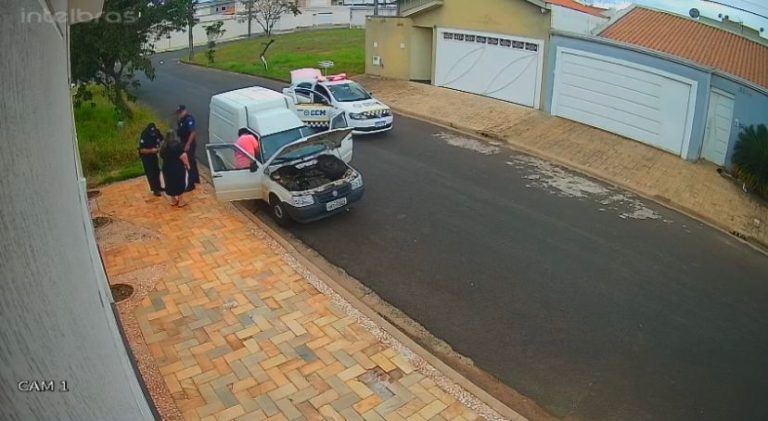 Vídeo | Homem é preso ao tentar furtar bateria de veículo estacionado na região