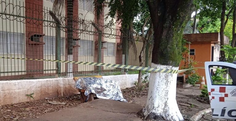 Mulher encontra cadáver em banco durante caminhada na avenida Pres. Kennedy
