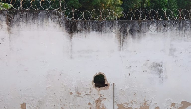 Através de buraco na parede, bandidos tentam assalto em agência bancária da zona Norte