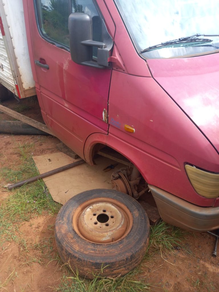 Idoso consertava o seu caminhão quando o macaco hidráulico quebrou e o veículo caiu sobre ele