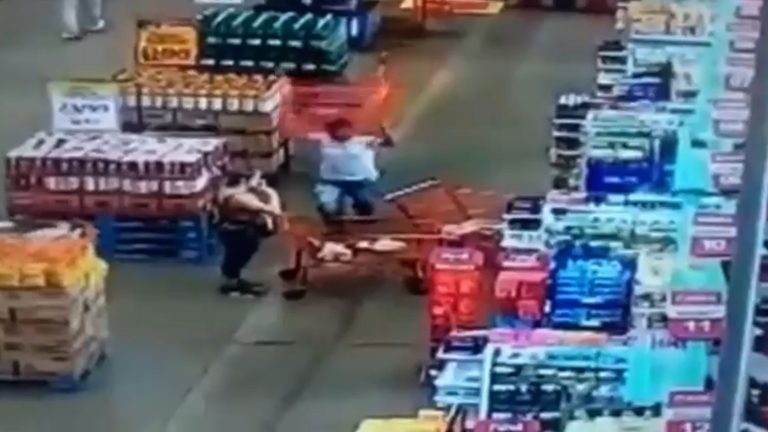 Dia de fúria: homem joga carrinho de supermercado na cabeça de cliente na fila. Veja as imagens impressionantes