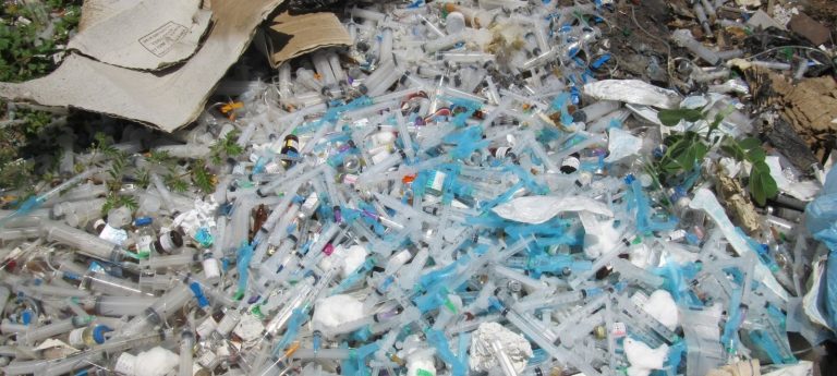 Lixão do mundo? Receita apreende lixo hospitalar no Porto de Suape, em Pernambuco