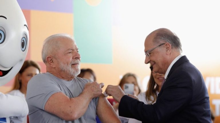 Lula é vacinado por Alckmin e lança campanha nacional de vacinação