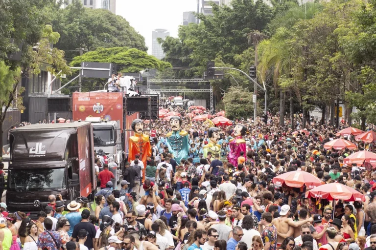 Blocos antecipam carnaval e foliões tomam ruas do país