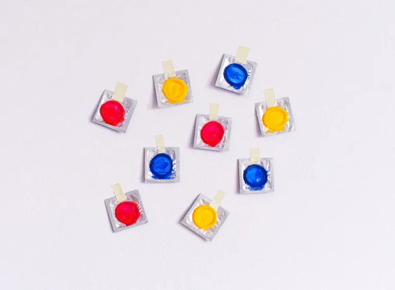 Anvisa suspende venda de lotes de camisinhas Blowtex após falha em teste de estouro