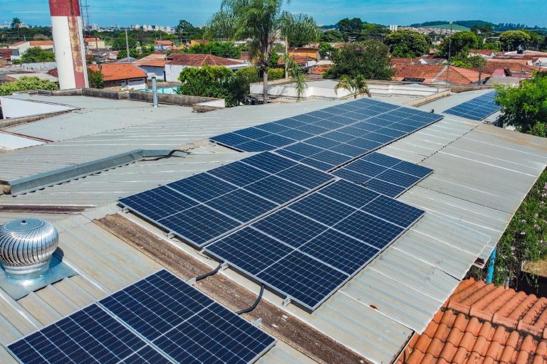 Escola Municipal vai produzir energia elétrica por meio da captação de luz solar
