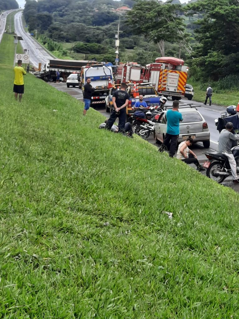 Acidente grave entre dois caminhões deixa duas pessoas feridas e interdita a rodovia Anhanguera entre Ribeirão e Jardinópolis