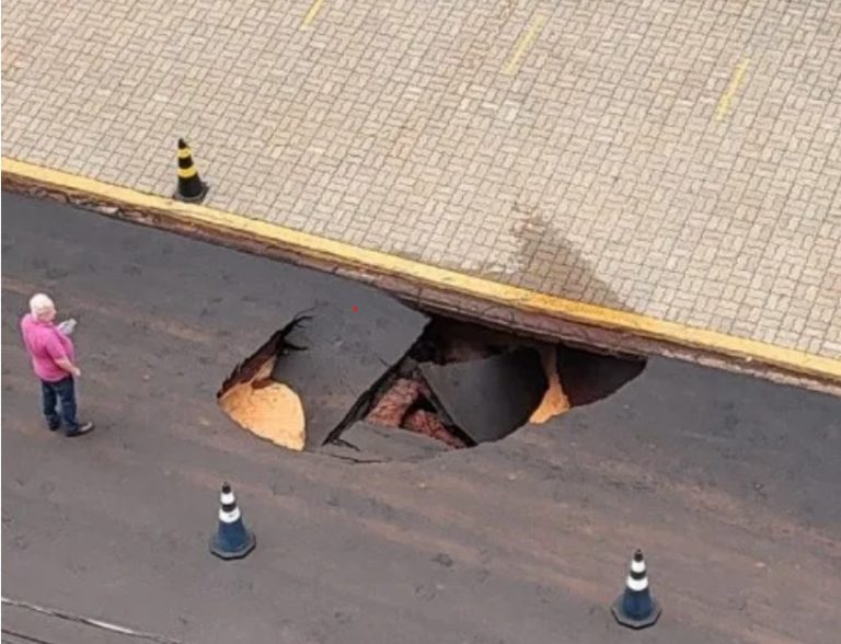 Moradores do Jardim Canadá se assustam com buraco enorme formado numa rua do bairro