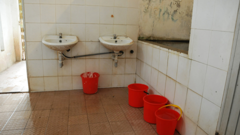 Justiça condena empresa por oferecer sanitários e chuveiros sem privacidade e higiene aos empregados