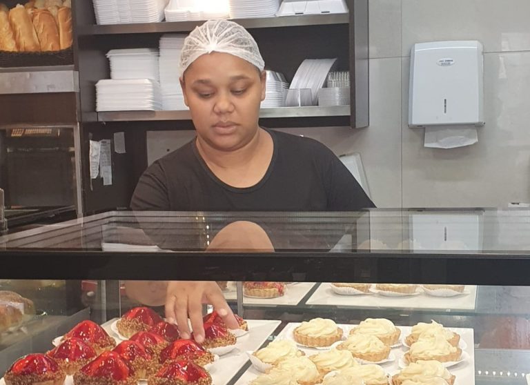 Feijão mal embalado resulta em caso de injúria racial contra gerente de padaria na zona Sul; acusado fala em homofobia