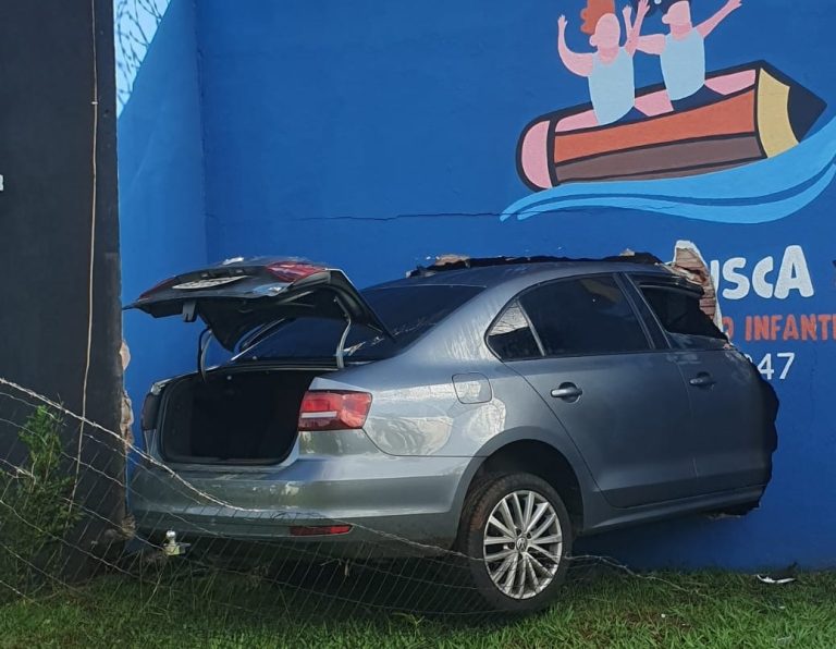 Motorista dorme no volante e colide contra muro de escola infantil na zona Leste