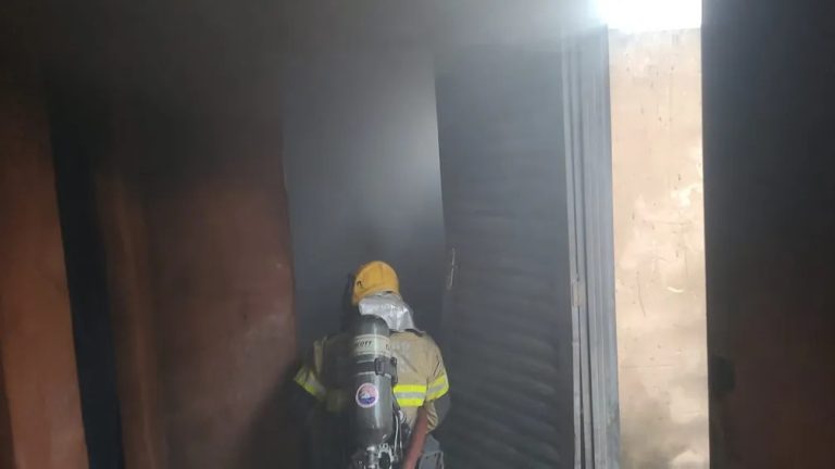 Homem é procurado pela polícia após atear fogo na casa da própria mãe e de ex-companheira