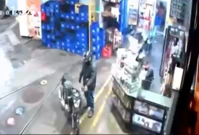 Vídeo mostra o momento em que dupla tenta explodir cofre em posto da Avenida do Café