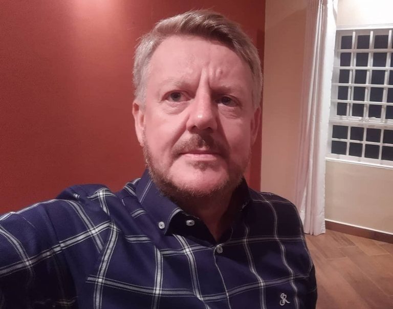 Homem é encontrado morto com parte do rosto corroído em apartamento do Jardim Zara