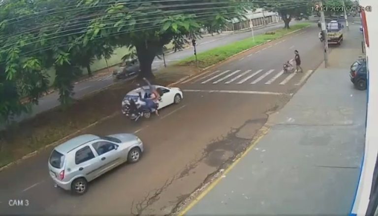 Impressionante | Travessia de mulher com criança em carrinho resulta em acidente envolvendo moto e carro na av. Costa e Silva