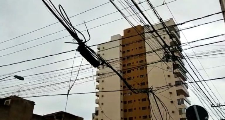 Vídeo | Ônibus é suspeito de arrancar fiação no centro de Ribeirão e fugir do local após acidente