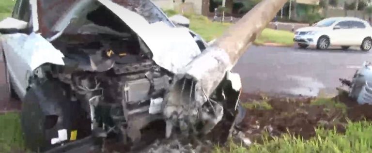 Poste é arrancado após colisão envolvendo carro na avenida Maurílio Biagi