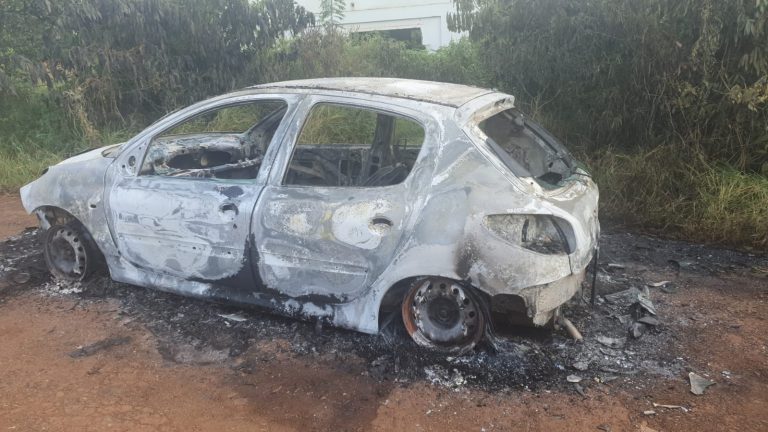 Carro supostamente utilizado em assassinato é encontrado carbonizado na zona Oeste