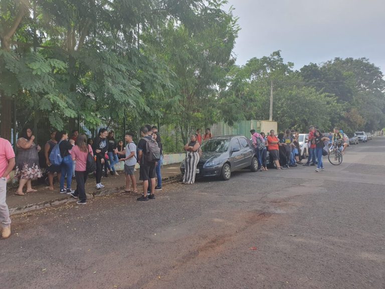 Ao menos 50 alunos perdem o dia de aula após escola encerrar entrada dos estudantes antes do previsto, no bairro Parque dos Flamboyans