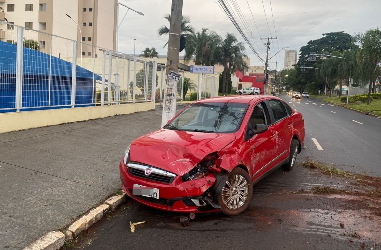 Travessia de pedestre desatento resulta em capotamento de carro na avenida Caramuru