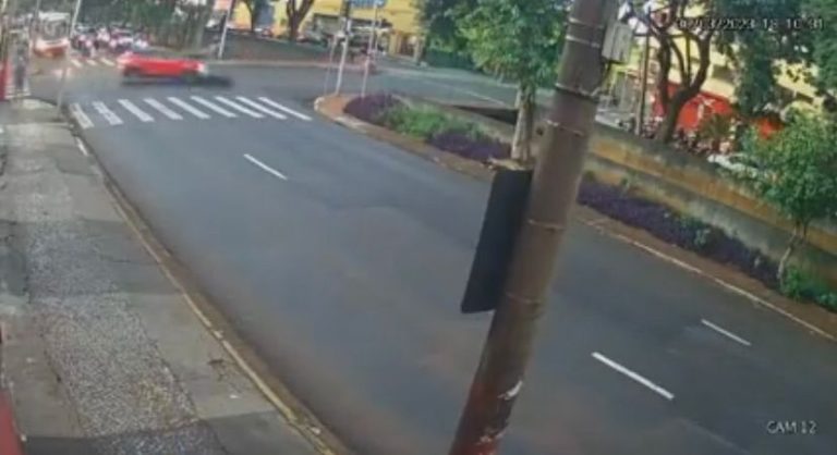 Vídeo mostra o momento em que motociclista de 23 anos morre após colisão na Av. Francisco Junqueira