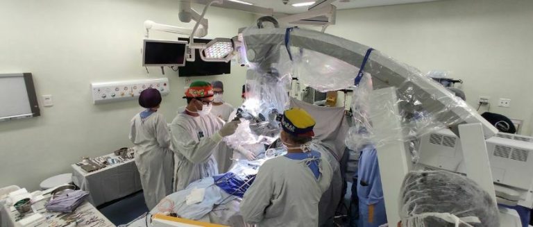 HC realiza segunda cirurgia de novo caso de gêmeas siamesas neste sábado 