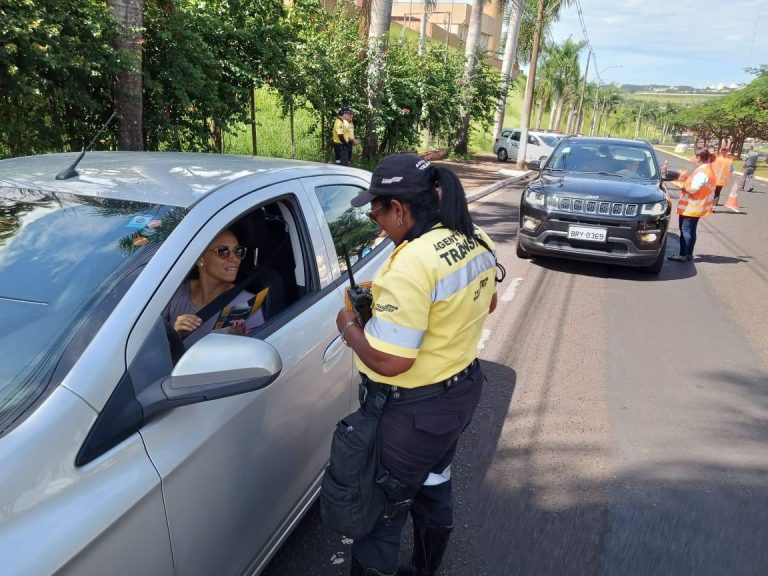 Transerp e PM abordam 150 condutoras em blitz do Dia da Mulher