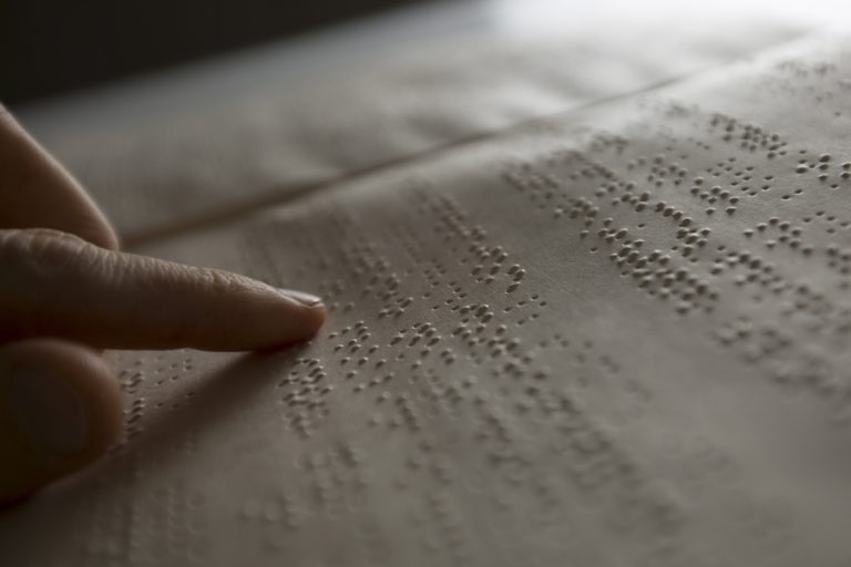 Por Lei, cartórios de SP terão certidões de óbito, nascimento e casamento em braille