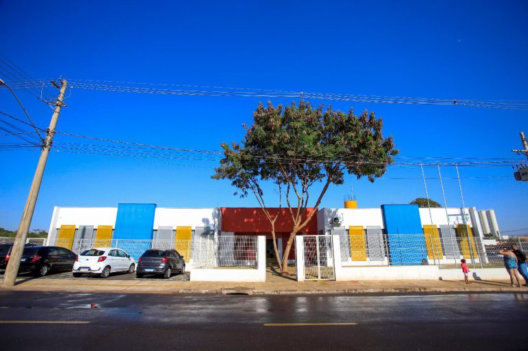 Sem supervisão | Avó vai buscar criança de dois anos em escola municipal e encontra neta caminhando pela rua