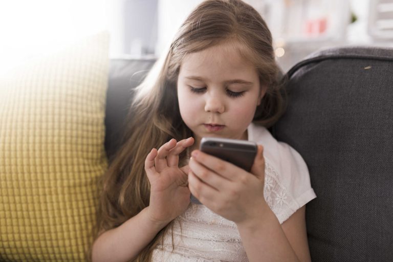 Posse de celular diminui entre crianças pela 1ª vez e cresce entre idosos, diz IBGE