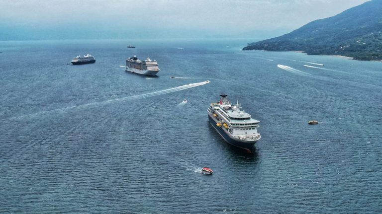 Navios devem zerar emissões de carbono por volta de 2050, decidem países