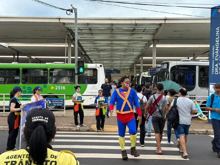 Prefeitura faz campanha para conscientizar pedestres e prevenir acidentes de trânsito