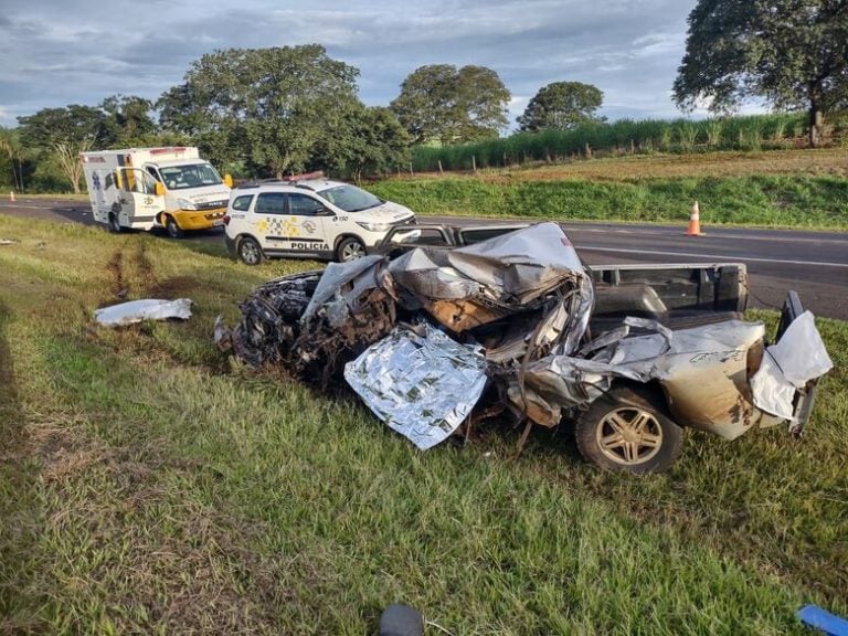 Motorista morre após colisão frontal envolvendo carreta carregada com óleo vegetal e caminhonete em rodovia da região