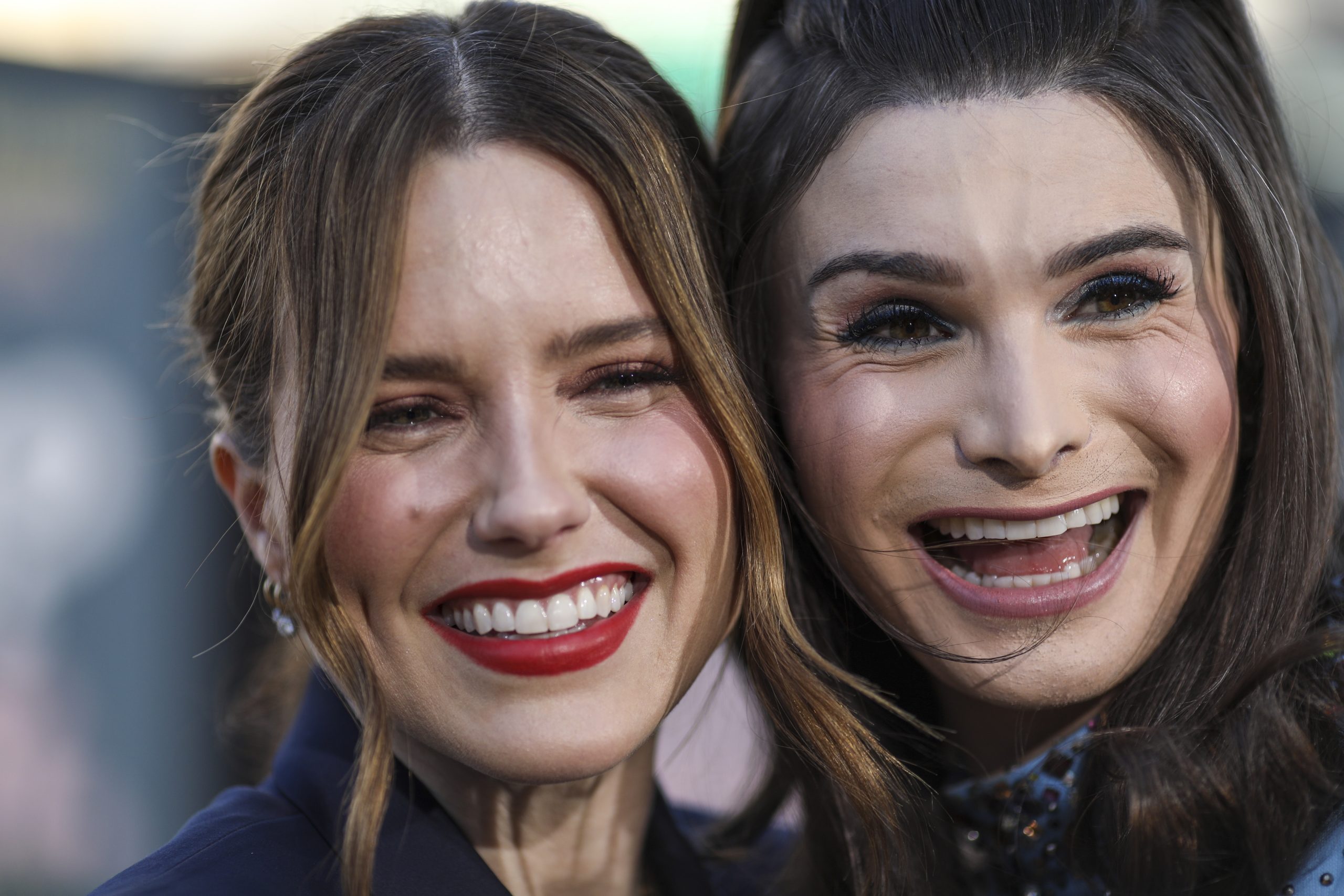 Dylan Mulvaney, alvo da polêmica, ao lado de Sophia Bush