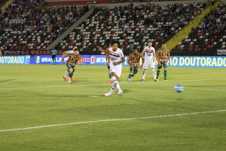 Botafogo vence e se mantém no G4 da Série B