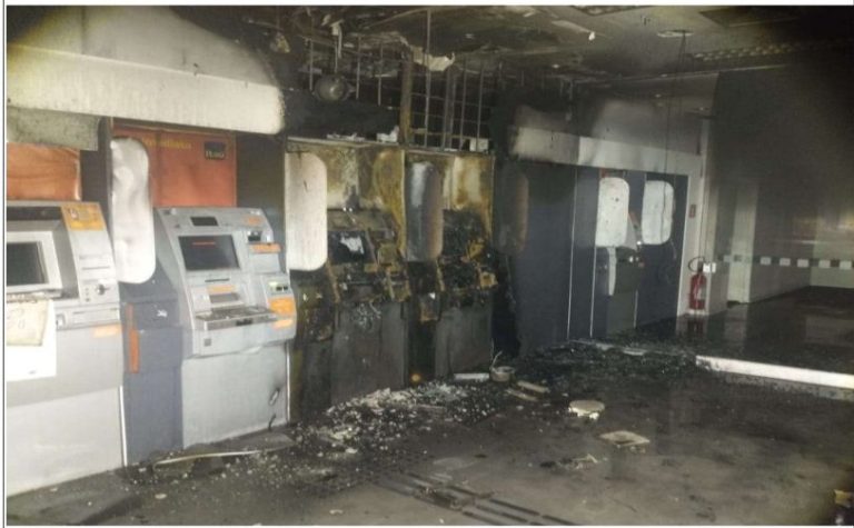 COM O NOME SUJO, HOMEM ATEIA FOGO EM AGÊNCIA BANCÁRIA